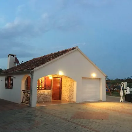 Vila Leonardo